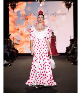 Vestido blanco y lunar rosa