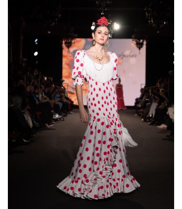 Vestido blanco y lunar rosa