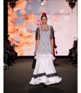 Vestido blanco con encaje.
