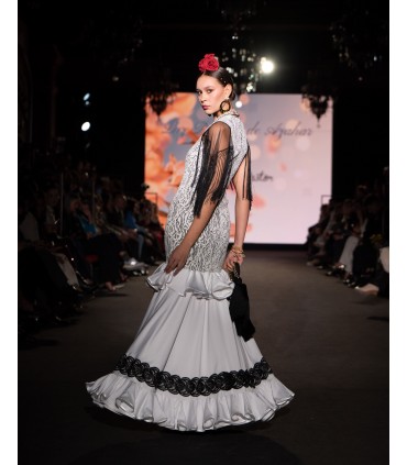 Vestido blanco con encaje.